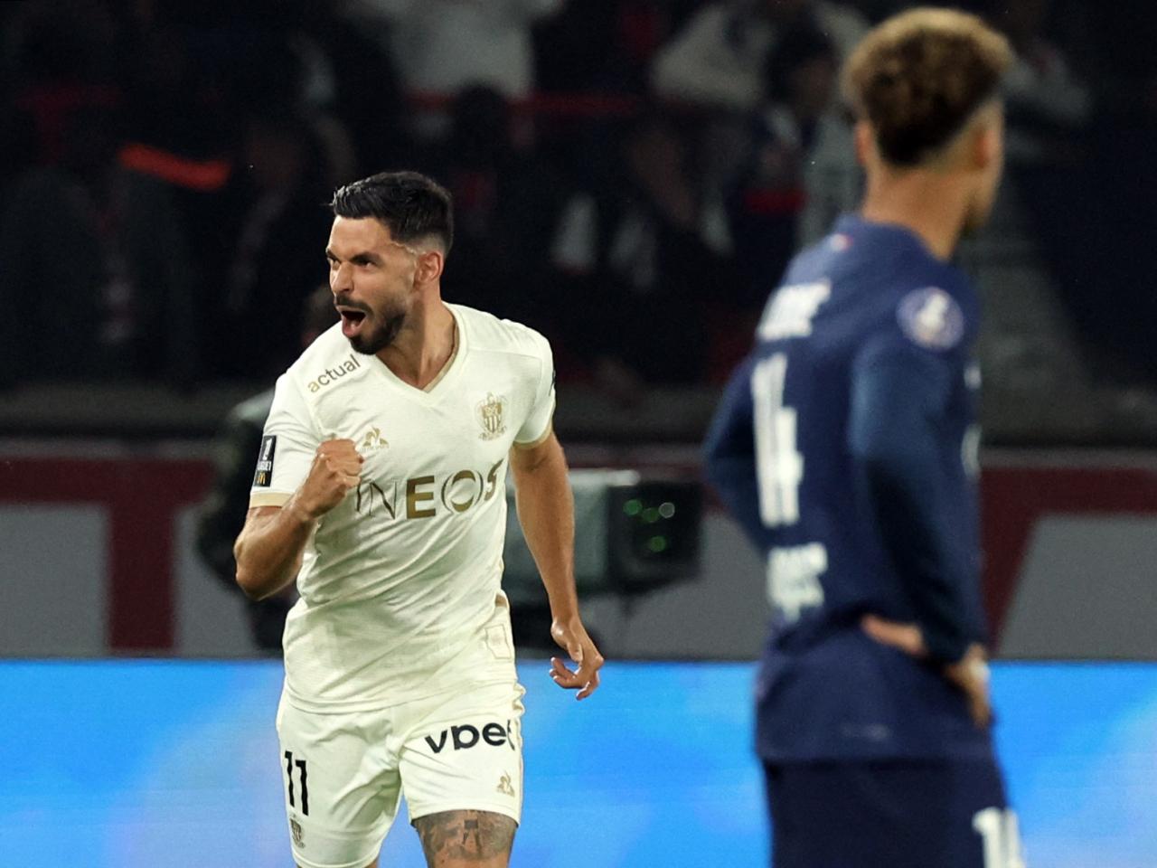 辛臣攻入第二球之後慶祝。(路透社)