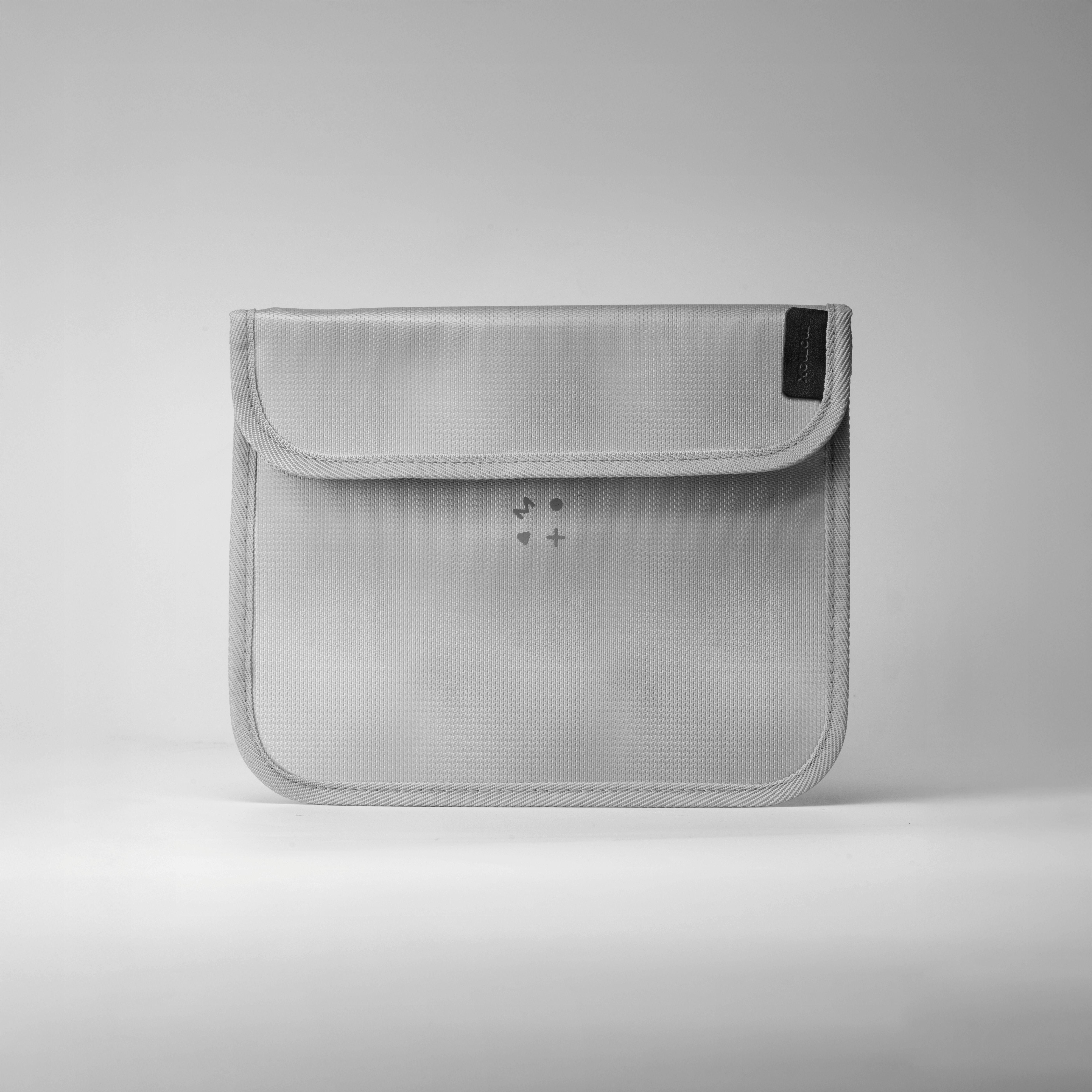 1-World Airliner防火防護袋M版可容納最多2個流動電源及手機,售價$169。