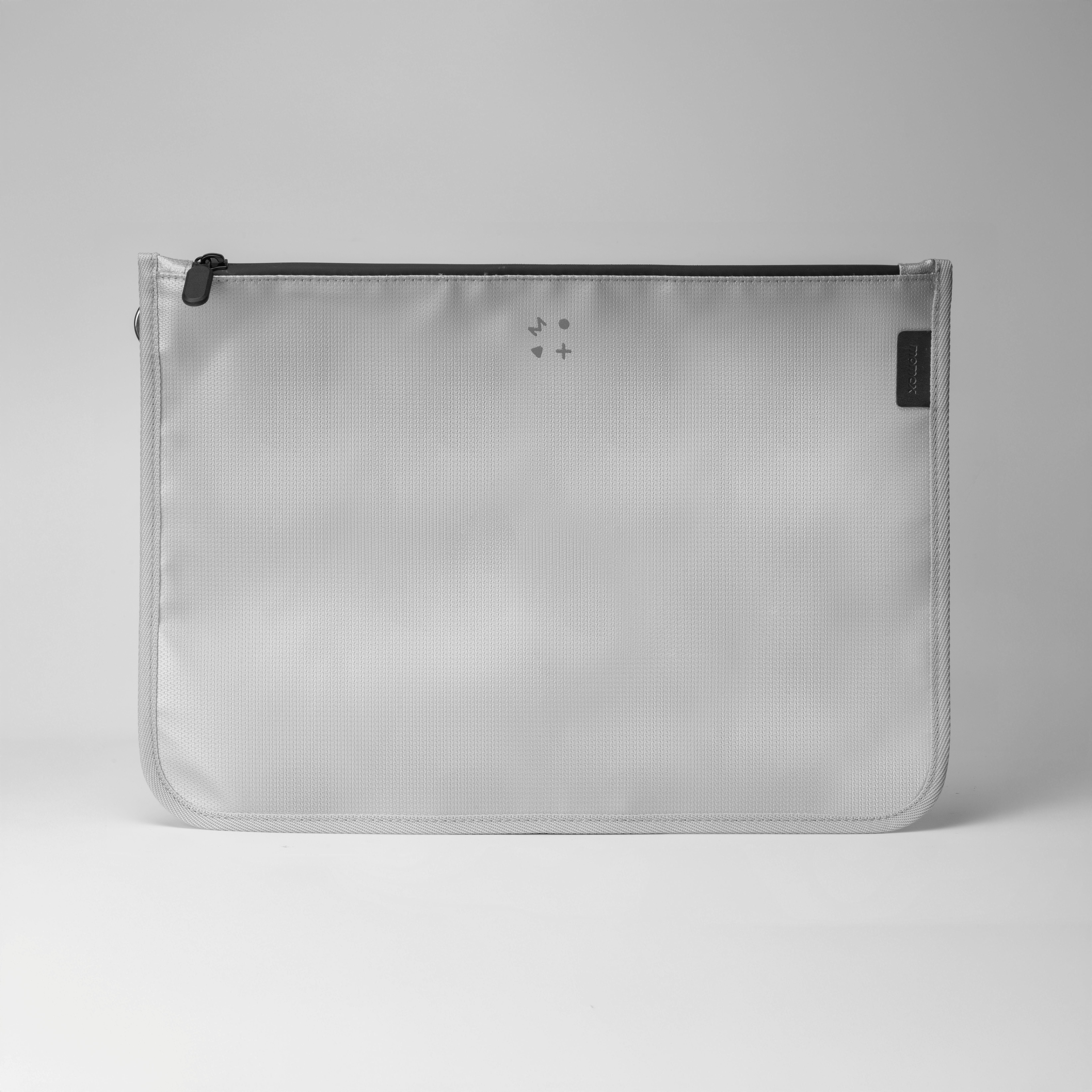 1-World Airliner防火防護袋L版可容納2至5個流動電源及小型平板電腦等,售價$229。