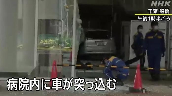 80多歲老翁周四開車衝撞千葉縣船橋市一間醫院,導致醫院大門玻璃碎裂,6人受傷。(互聯網)