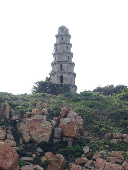 圖為1918年南澳地震頂層受損的龍門塔:現在已成為記錄當年地震的重要地標。(圖片來源:香港天文台)