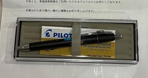 JR東海道新幹線給宮下醫生贈送一支以「Doctor Yellow」列車為設計靈感的鋼筆,作為答謝。(互聯網)