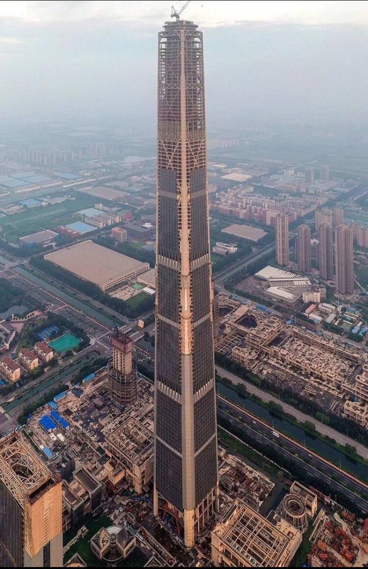 有「全球最高爛尾樓」之稱的「天津117大廈(高銀金融117大廈)」,歷經資金斷鏈、股權轉讓與開發商官司糾紛,2015年停工至今。(網上圖片)