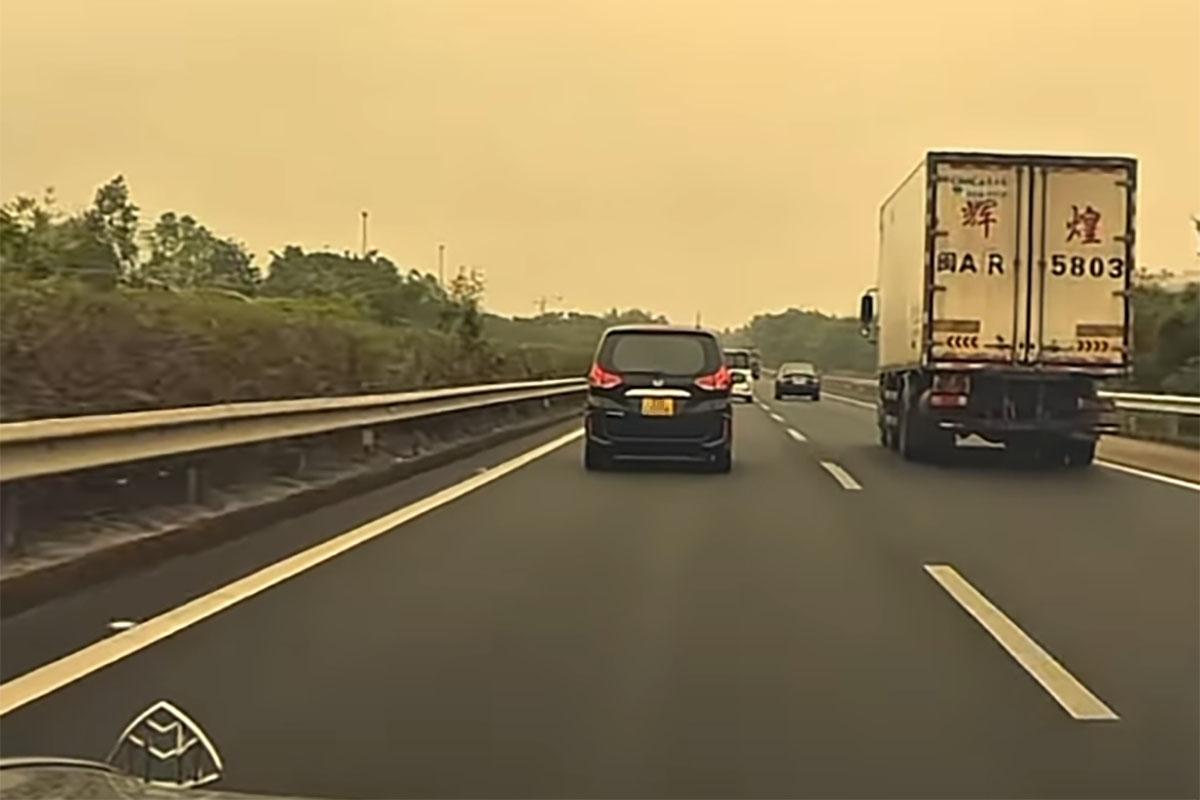 有香港和澳門的單牌車在內地公路行駛期間,遭後車批評速度慢如「蝸牛」。(網上影片截圖)