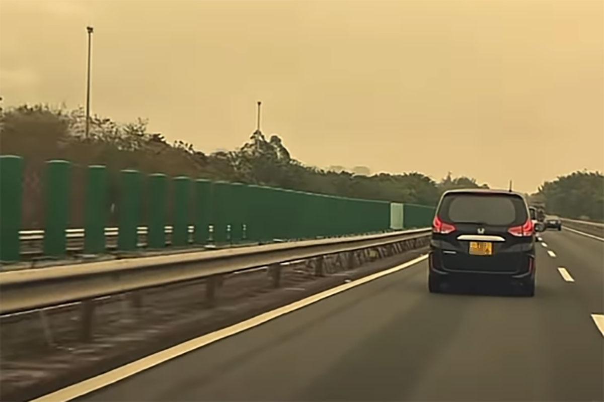 有香港和澳門的單牌車在內地公路行駛期間,遭後車批評速度慢如「蝸牛」。(網上影片截圖)
