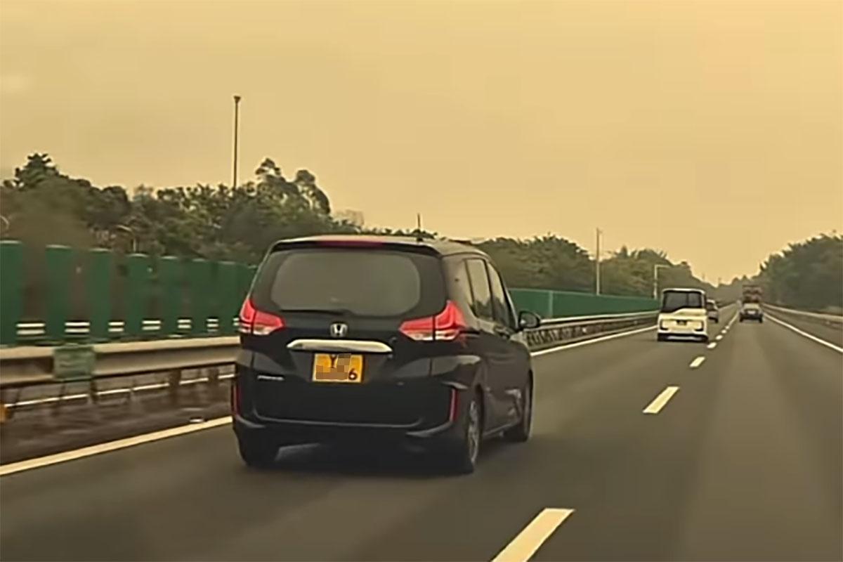 有香港和澳門的單牌車在內地公路行駛期間,遭後車批評速度慢如「蝸牛」。(網上影片截圖)