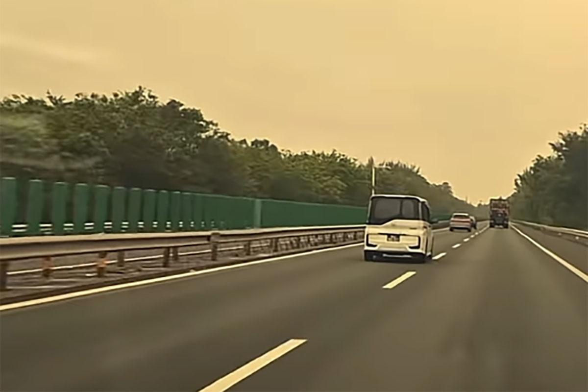 有香港和澳門的單牌車在內地公路行駛期間,遭後車批評速度慢如「蝸牛」。(網上影片截圖)