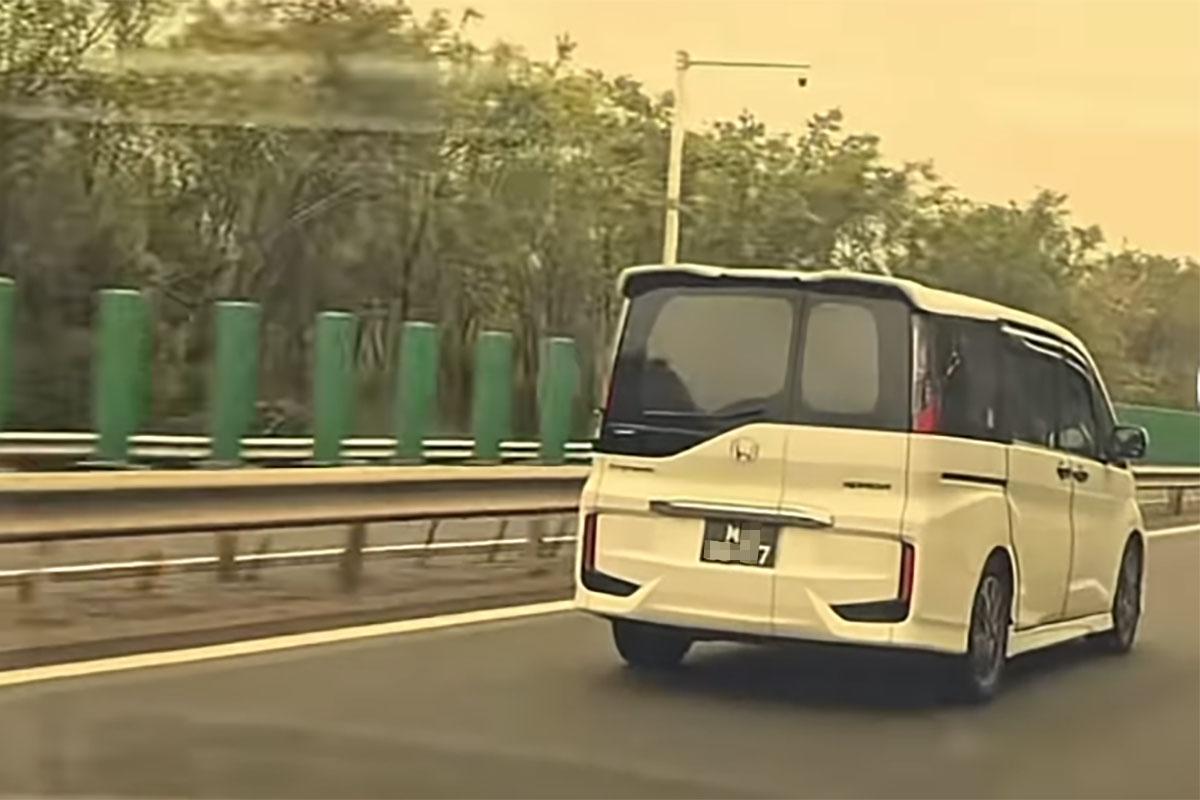 有香港和澳門的單牌車在內地公路行駛期間,遭後車批評速度慢如「蝸牛」。(網上影片截圖)
