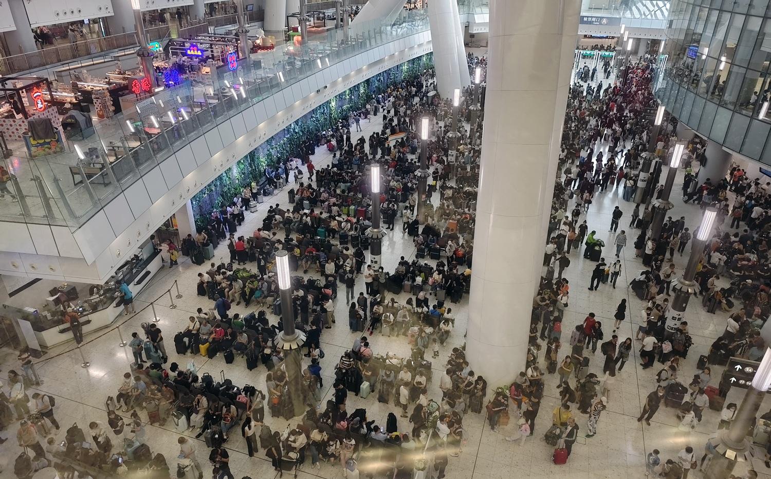 高鐵西九龍站堆滿離港人士。(中新社)