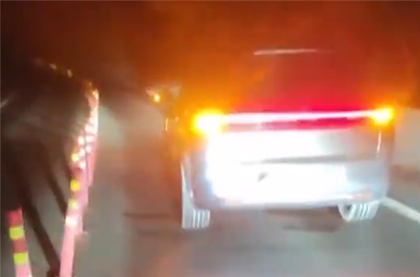 張姓司機酒後開啟自動駕駛,車子停在路上。