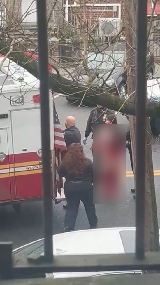 根據曝光的現場畫面顯示,受傷女孩渾身是血,觸目驚心。