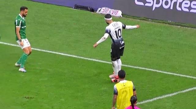 迪比早前也站立在皮球上。(影片截圖)