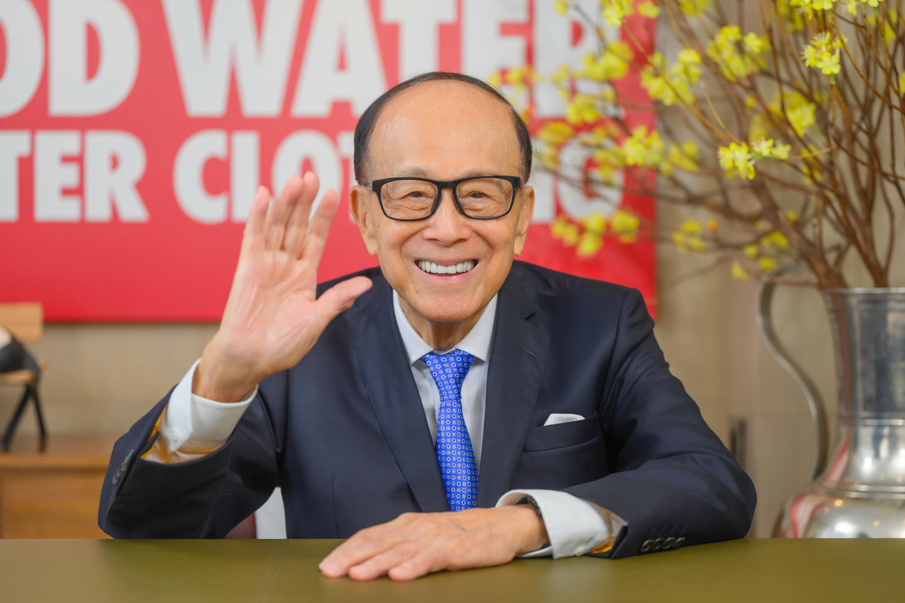 長和創辦人李嘉誠近日「現身」捐贈治癌醫療器材儀式,看起來精神不錯。(李嘉誠基金會提供)