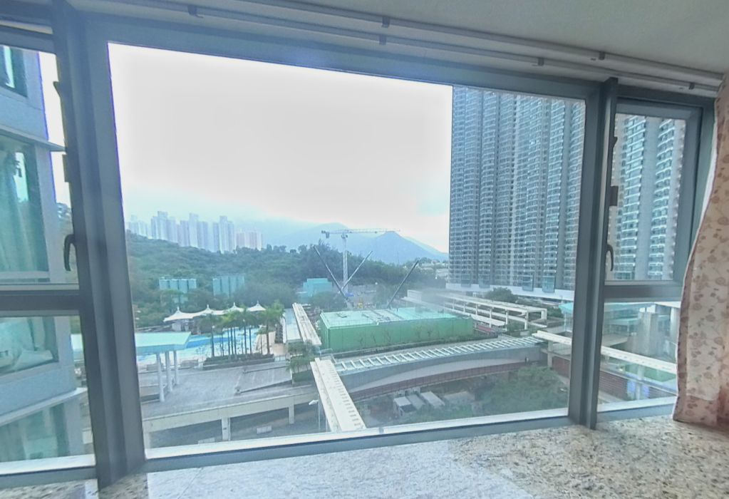 單位望內園及泳池景。(代理提供)