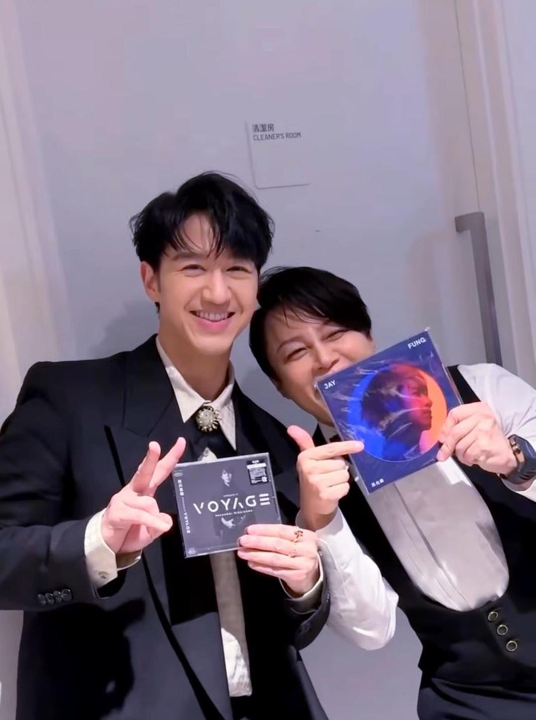 馮允謙向西川貴教送上自己CD。