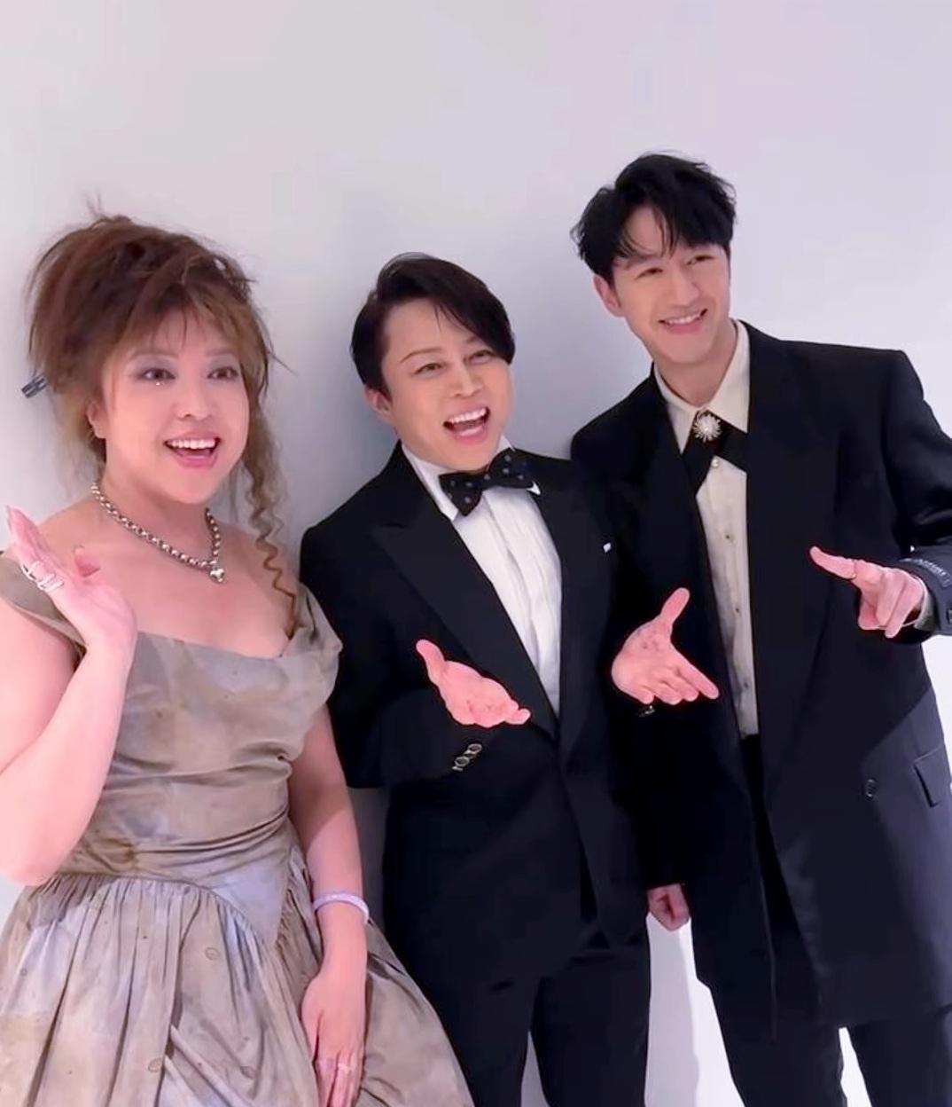 馮允謙與Serrini找西川貴教集郵合照。