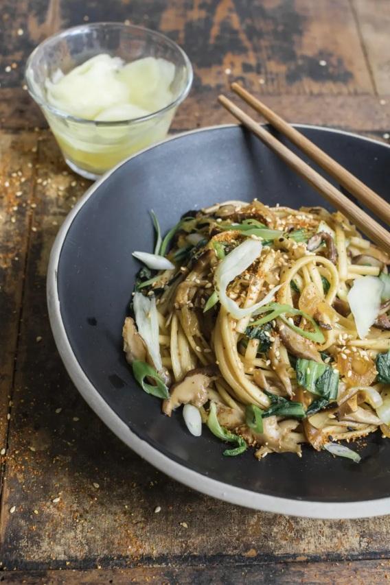 國際小麥價格持續下跌,烏冬店因而可提供平價餐點給顧客。(互聯網)