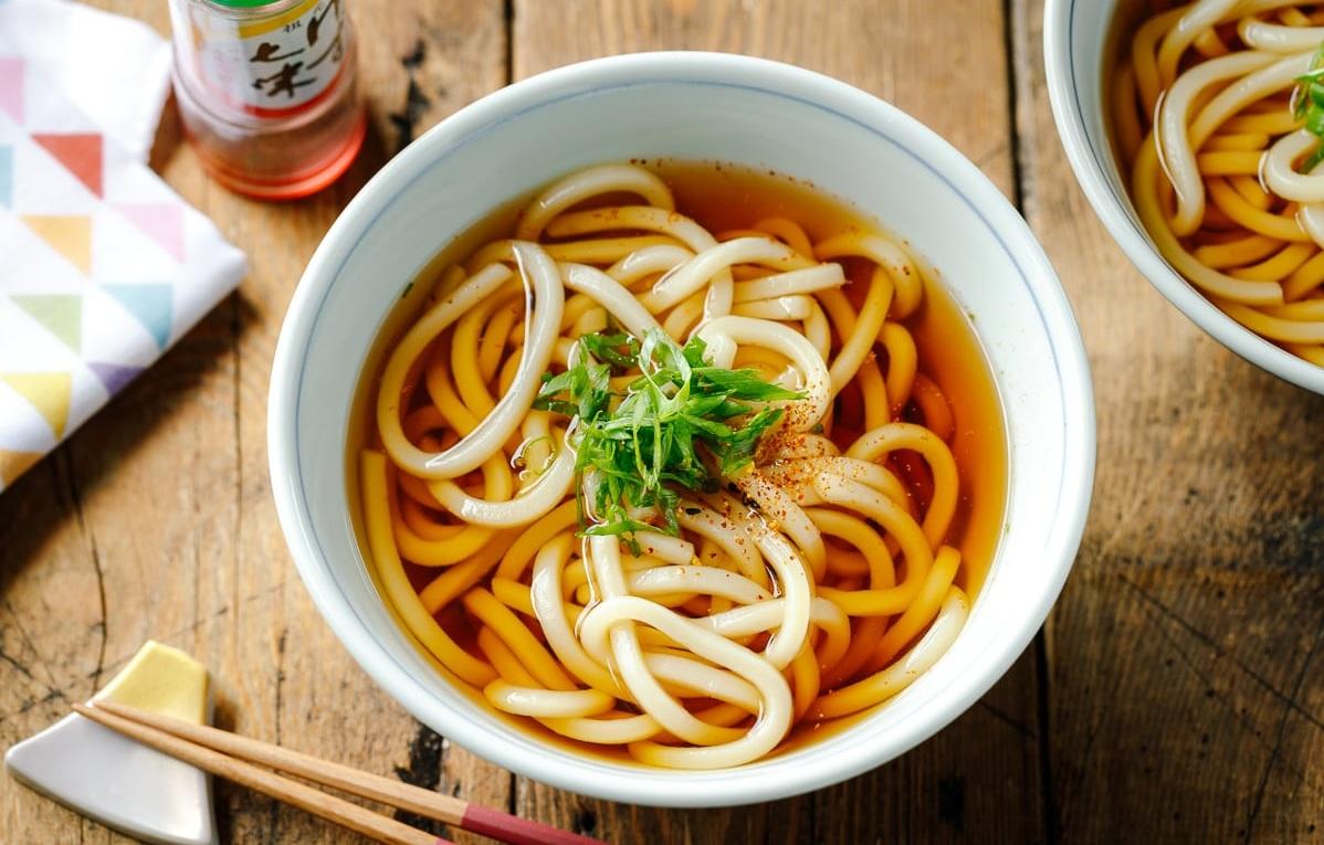 日本烏冬店近期異軍突起,因米價令不少人負擔加重。(互聯網)