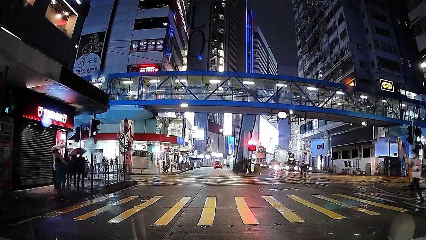 銅鑼灣有女子過馬路衝燈尾時不幸跣腳墮地,幸駛至的士及時煞車未有輾過雙腿。(網上影片截圖)