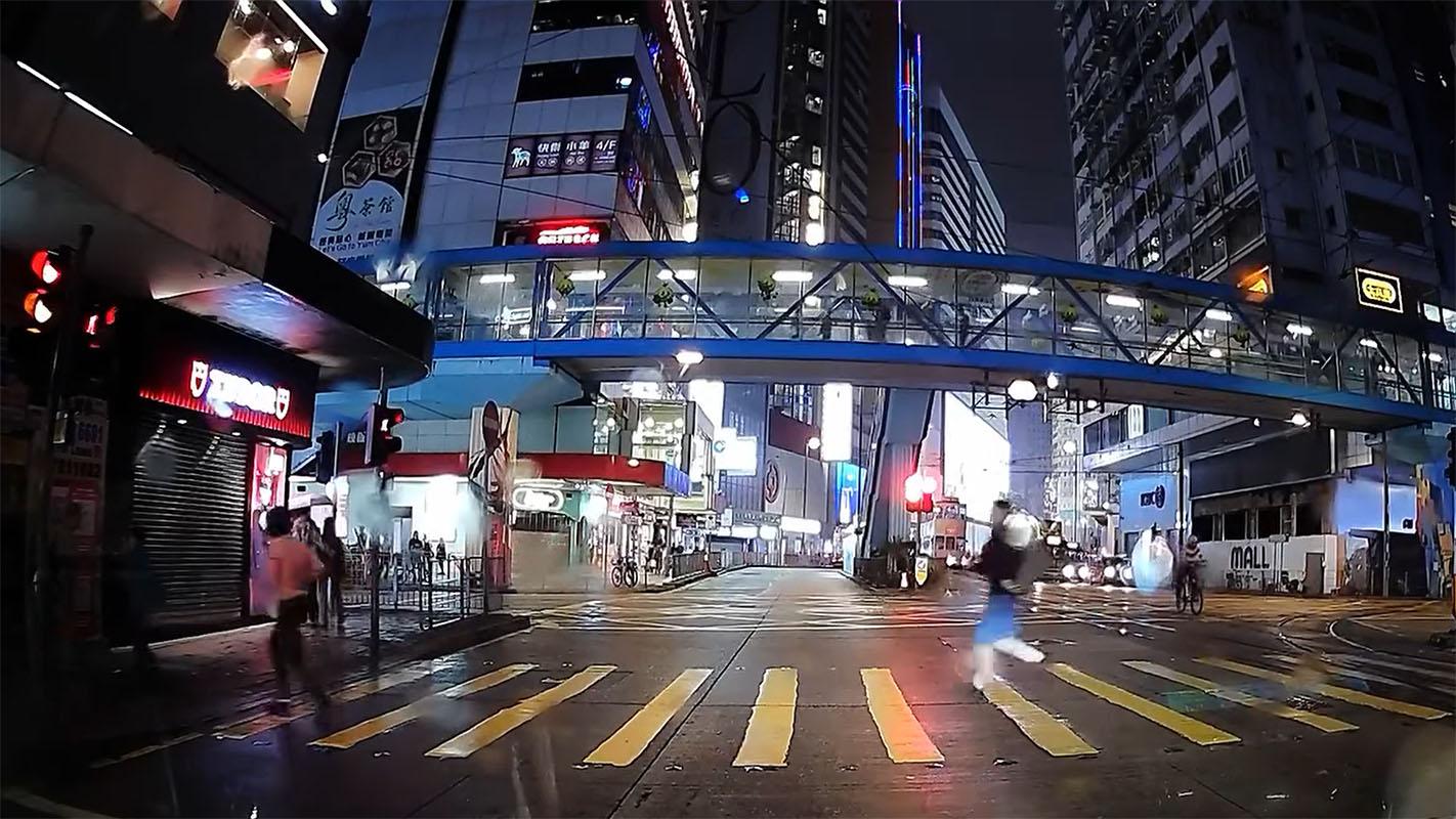 銅鑼灣有女子過馬路衝燈尾時不幸跣腳墮地,幸駛至的士及時煞車未有輾過雙腿。(網上影片截圖)