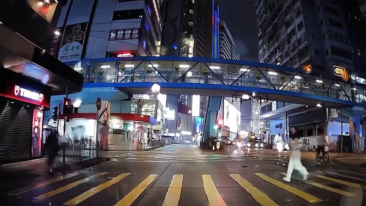 銅鑼灣有女子過馬路衝燈尾時不幸跣腳墮地,幸駛至的士及時煞車未有輾過雙腿。(網上影片截圖)