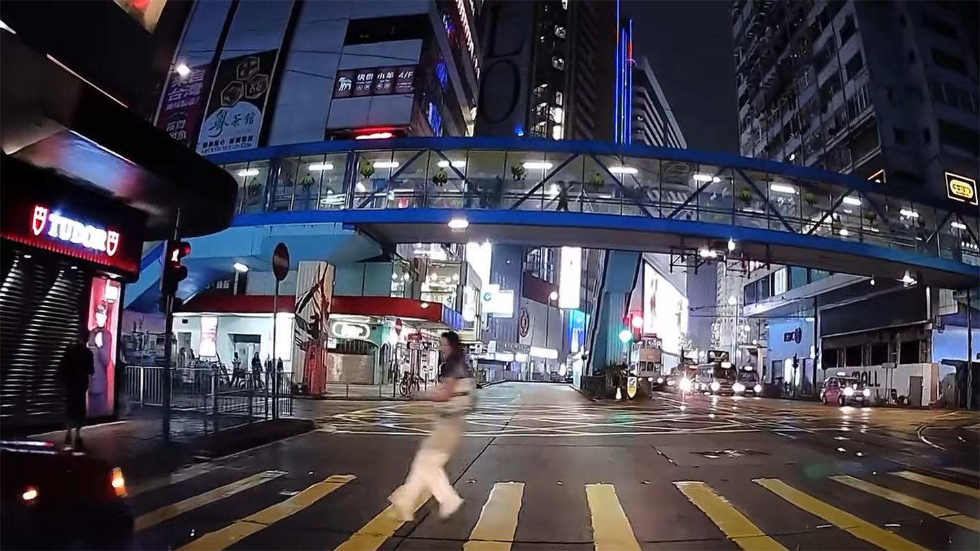 銅鑼灣有女子過馬路衝燈尾時不幸跣腳墮地,幸駛至的士及時煞車未有輾過雙腿。(網上影片截圖)