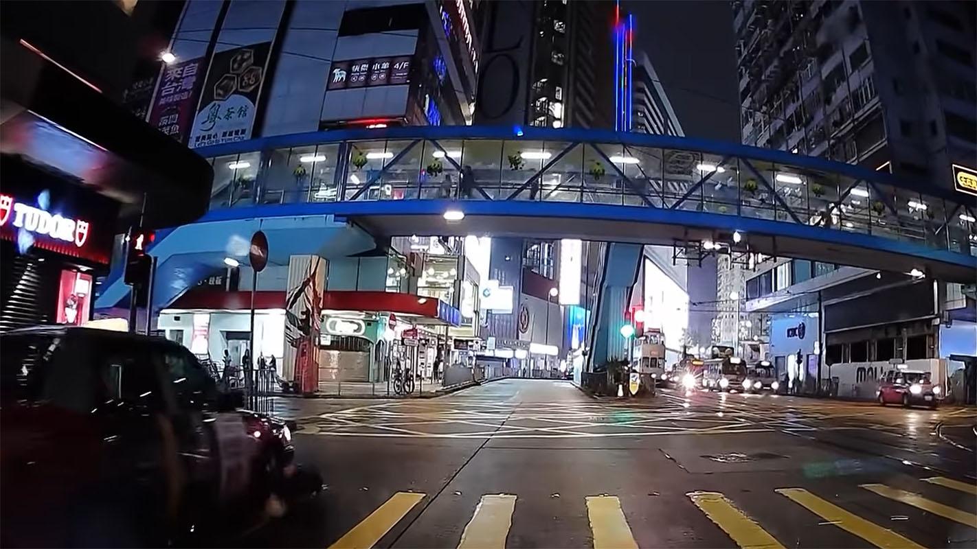 銅鑼灣有女子過馬路衝燈尾時不幸跣腳墮地,幸駛至的士及時煞車未有輾過雙腿。(網上影片截圖)