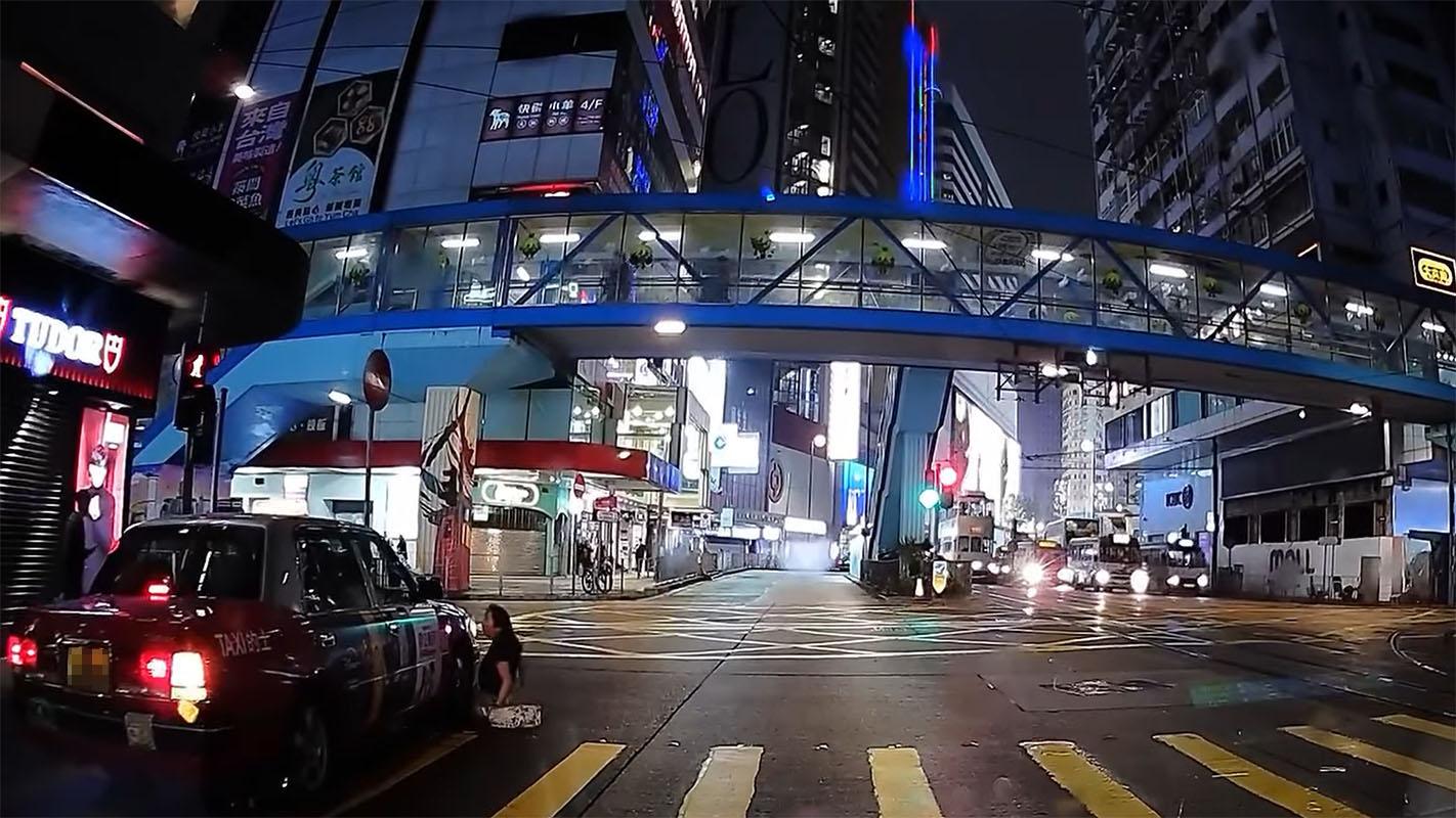 銅鑼灣有女子過馬路衝燈尾時不幸跣腳墮地,幸駛至的士及時煞車未有輾過雙腿。(網上影片截圖)