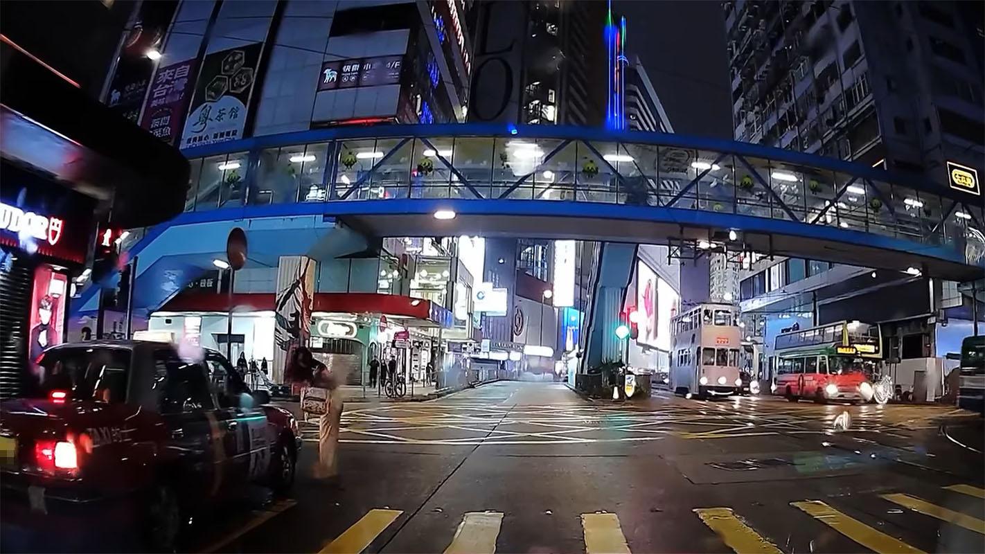 銅鑼灣有女子過馬路衝燈尾時不幸跣腳墮地,幸駛至的士及時煞車未有輾過雙腿。(網上影片截圖)