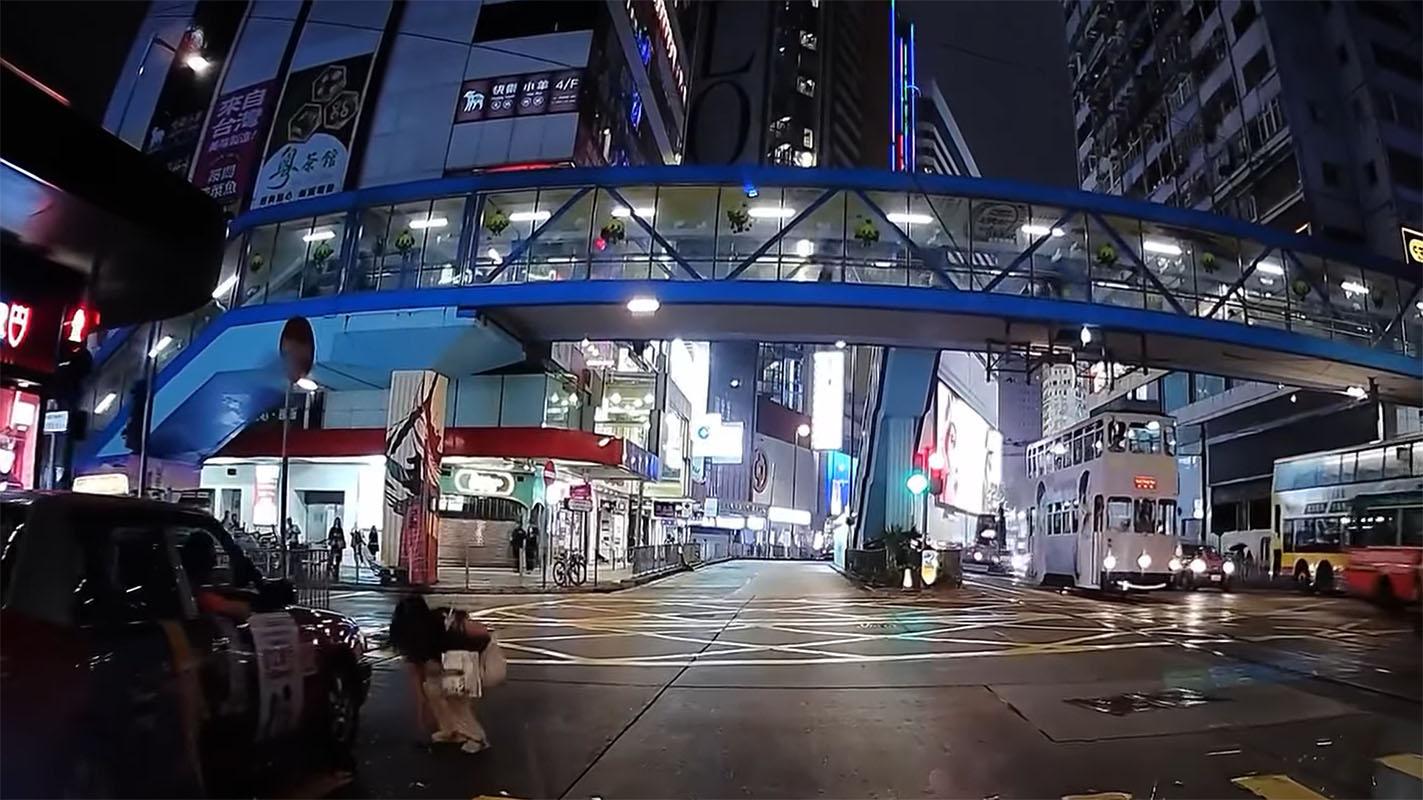 銅鑼灣有女子過馬路衝燈尾時不幸跣腳墮地,幸駛至的士及時煞車未有輾過雙腿。(網上影片截圖)