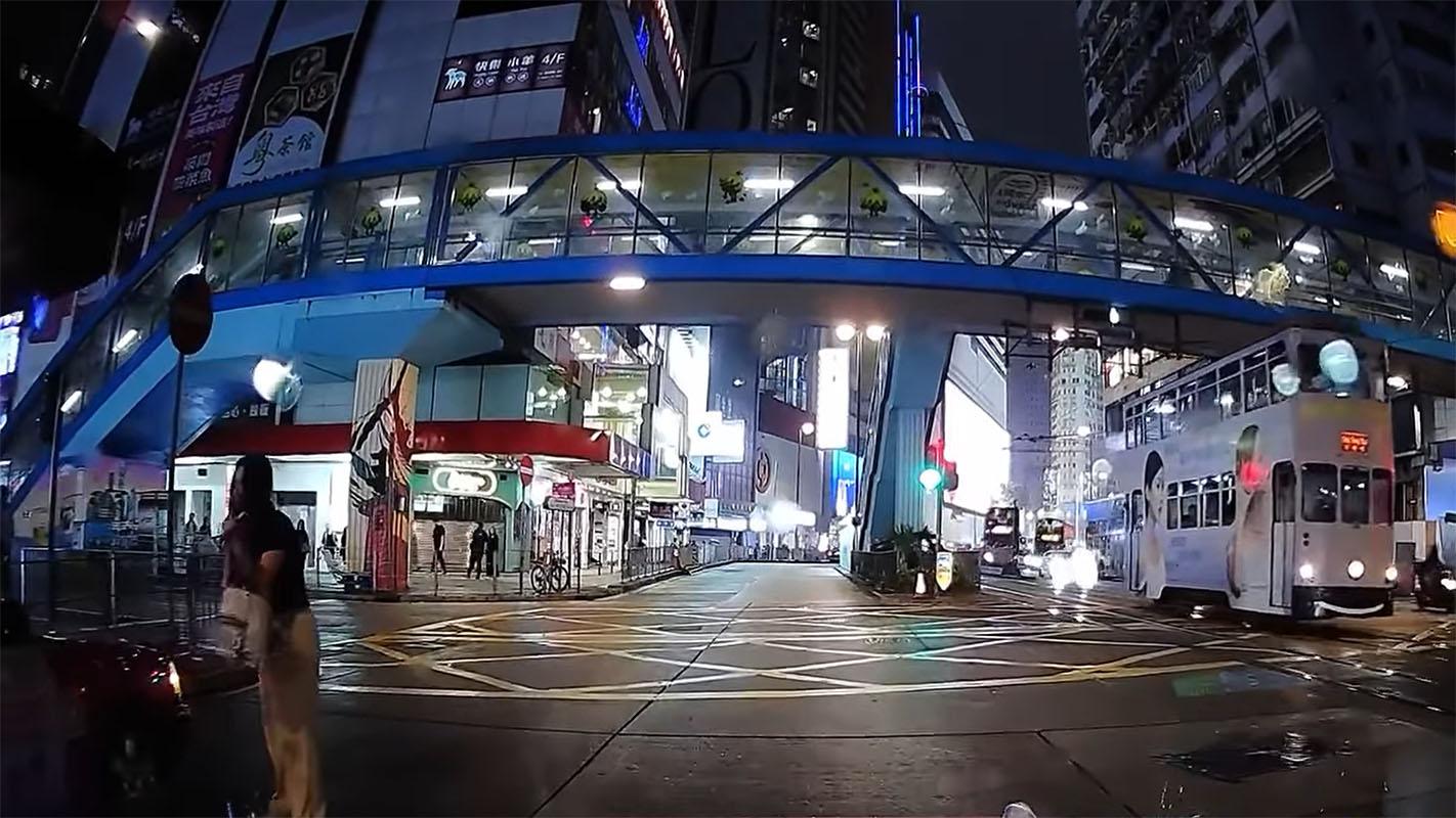 銅鑼灣有女子過馬路衝燈尾時不幸跣腳墮地,幸駛至的士及時煞車未有輾過雙腿。(網上影片截圖)