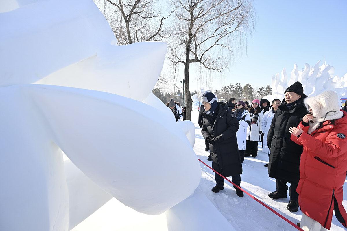 李家超(左一)在哈爾濱見證冰雪旅遊的成功。(資料圖片/政府新聞處)