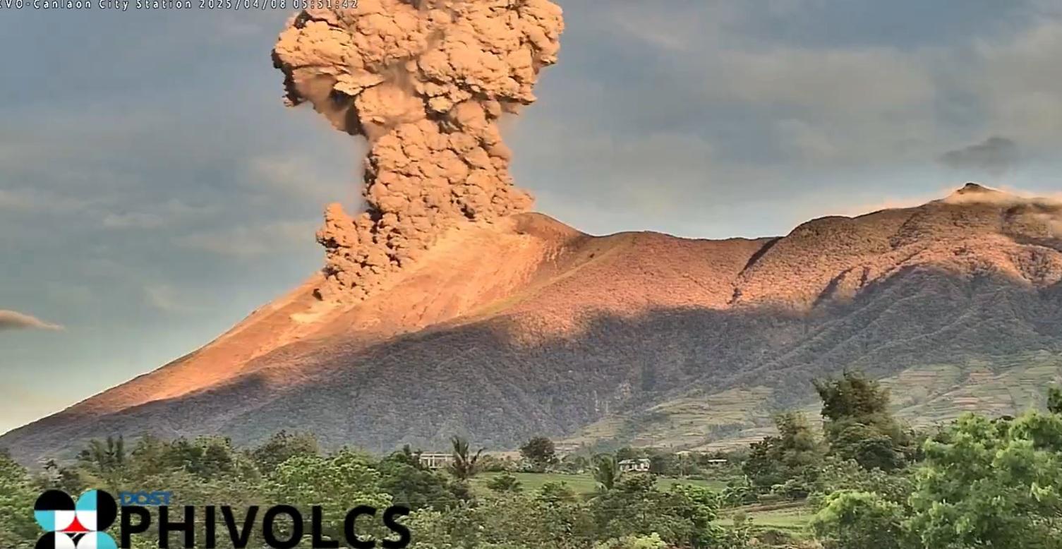 監察鏡頭拍到坎拉翁火山周二清晨爆發的情況。(互聯網)