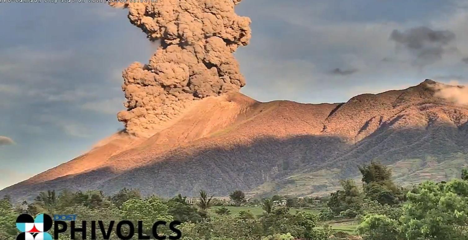 監察鏡頭拍到坎拉翁火山周二清晨爆發的情況。(互聯網)