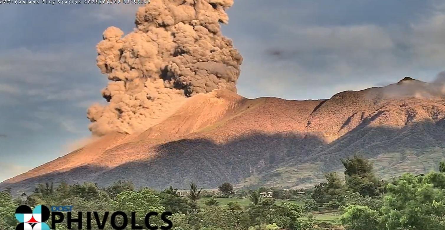 監察鏡頭拍到坎拉翁火山周二清晨爆發的情況。(互聯網)