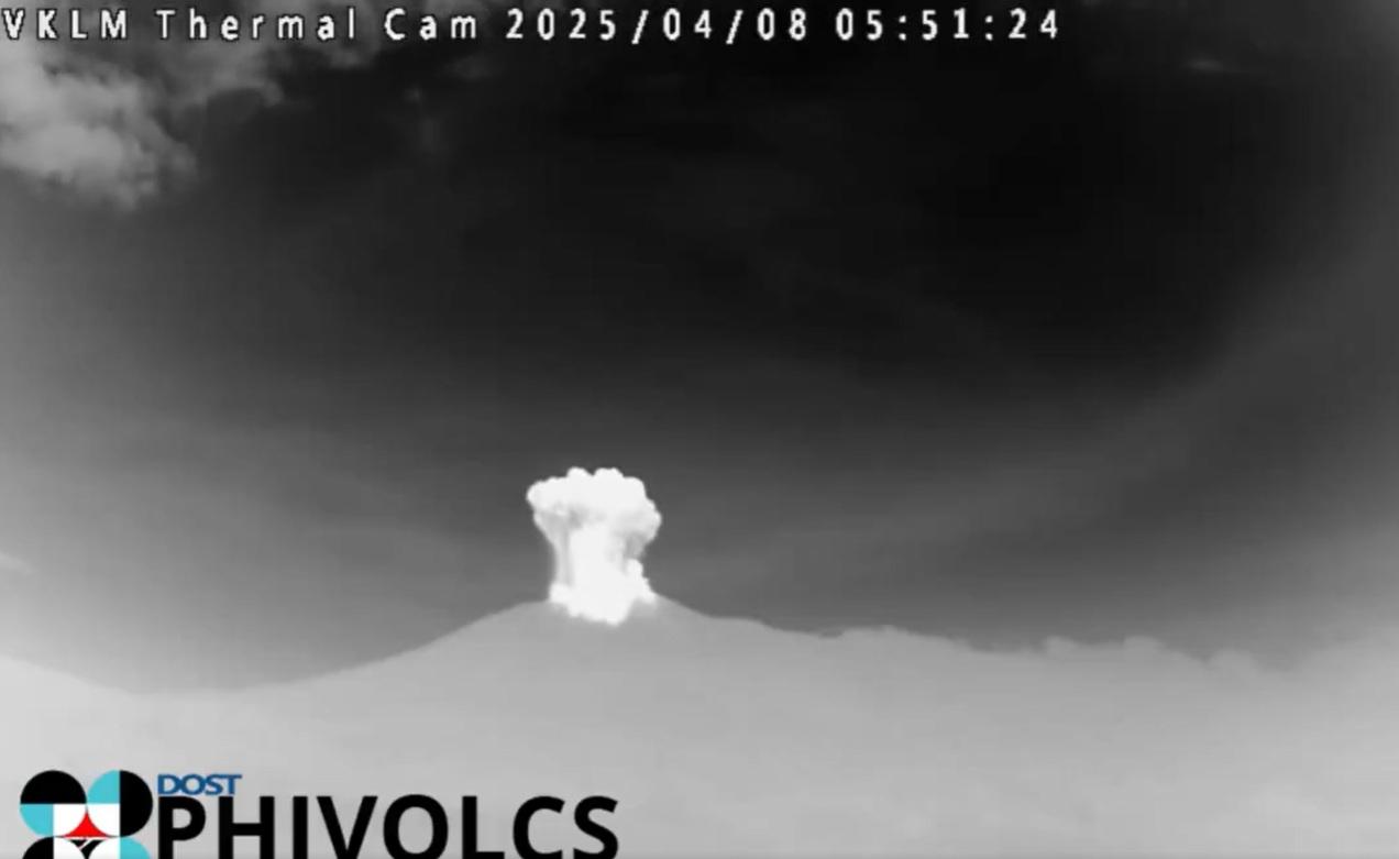 熱能監測系統拍到坎拉翁火山周二清晨5時51分開始爆發。(互聯網)