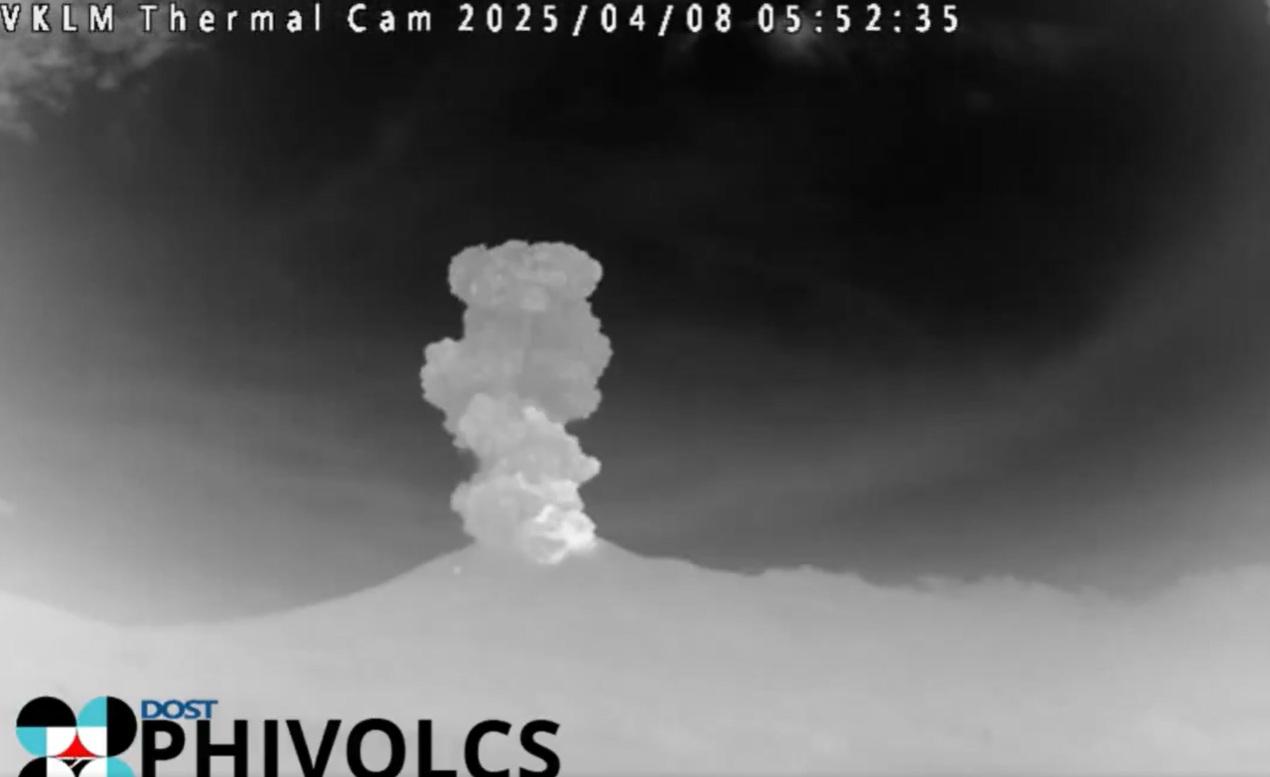 熱能監測系統拍到坎拉翁火山周二清晨5時許開始爆發。(互聯網)