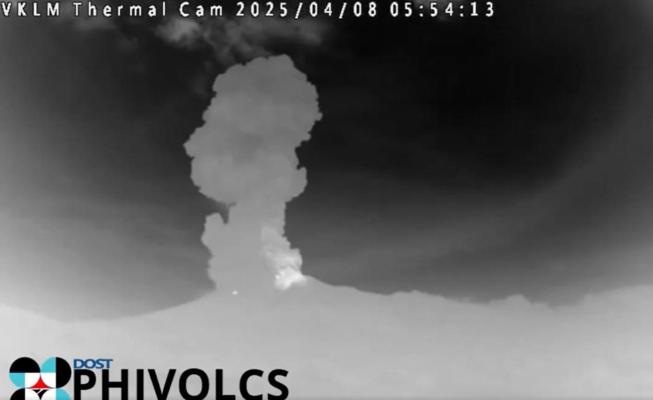 熱能監測系統拍到坎拉翁火山周二清晨5時許開始爆發。(互聯網)