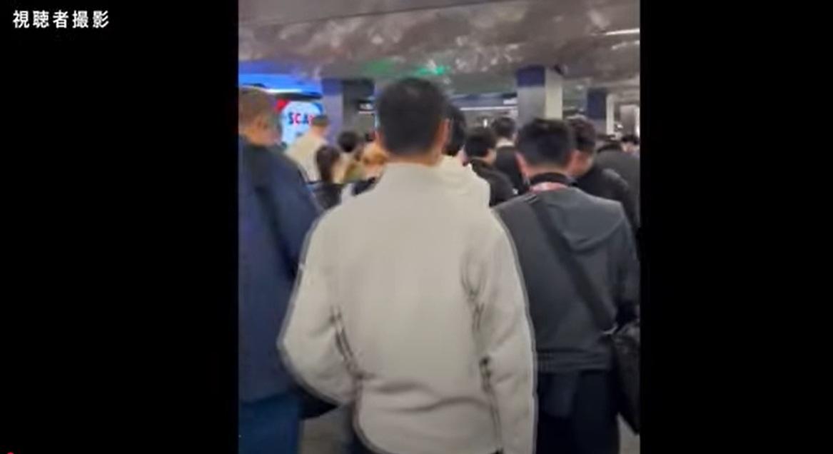 連接關西世博夢洲會場與大阪市中心的鐵路周二晚因列車故障停駛,造成混亂,約4,000人一度滯留夢洲站。(互聯網)