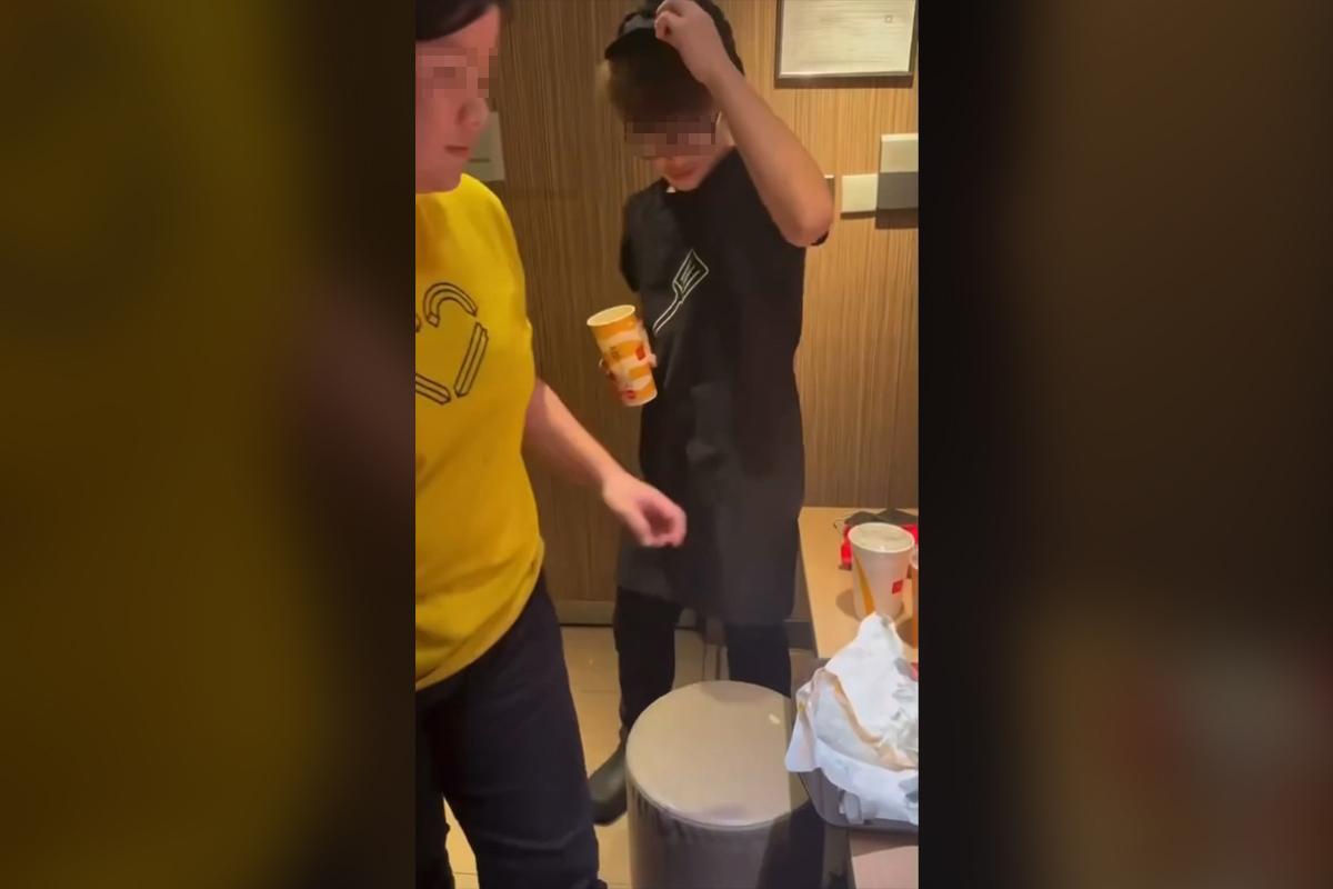 網上流傳一段懷疑是麥當勞員工欺凌同事的短片。(網上影片截圖)