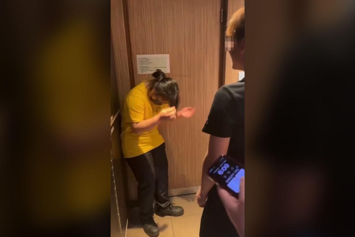 網上流傳一段懷疑是麥當勞員工欺凌同事的短片。(網上影片截圖)