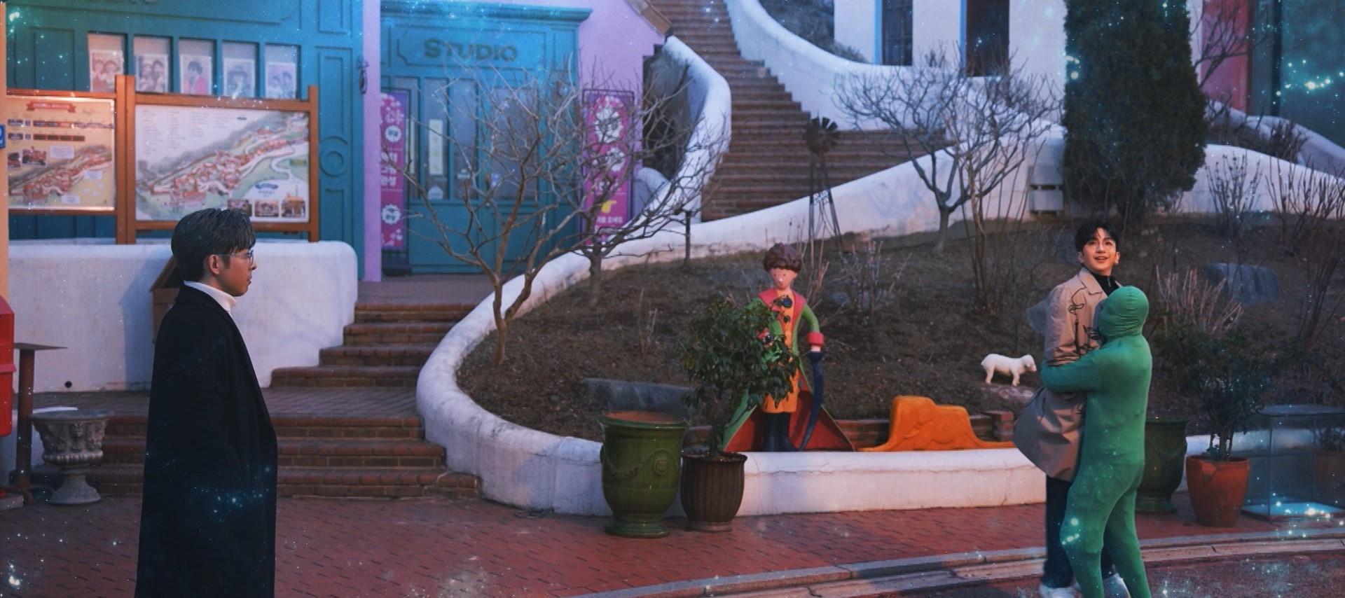 「任何人」將飾演千頌伊的Anson Lo抱起。