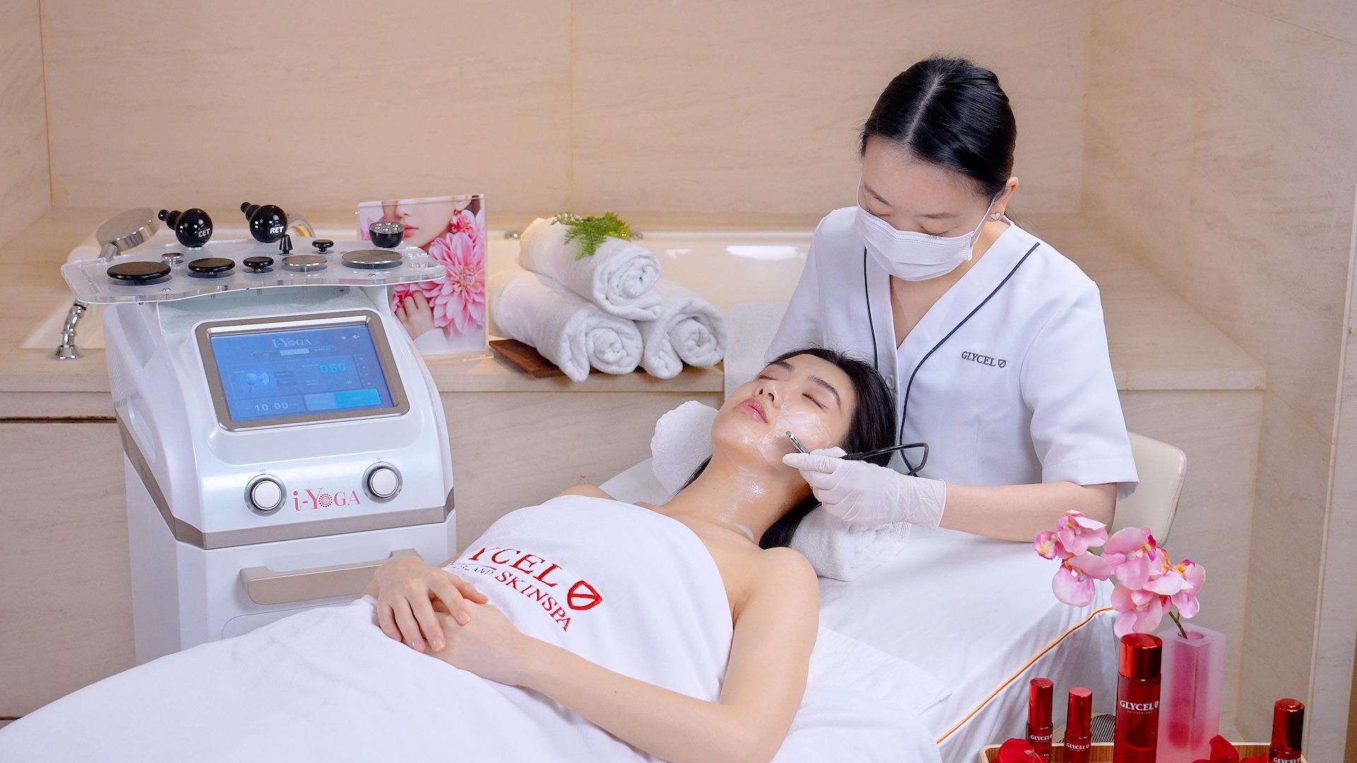 i-YOGA「電波撥筋小顏刀」配合經絡撥筋手法,鬆解面部筋結及疏通淋巴管道