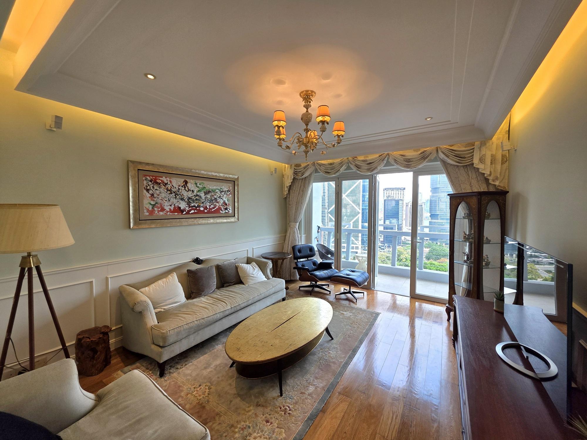 客廳外接大露台,高樓底建築配上華麗吊燈,增添了奢華感。