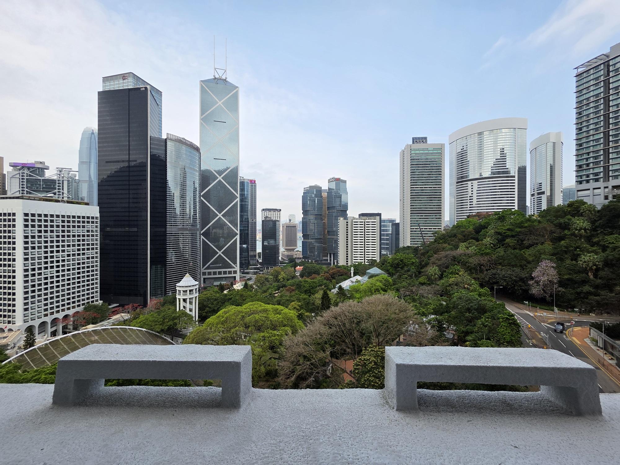 翠綠園景配搭繁華都市景象,是傳統港島半山區的優質景致之一。