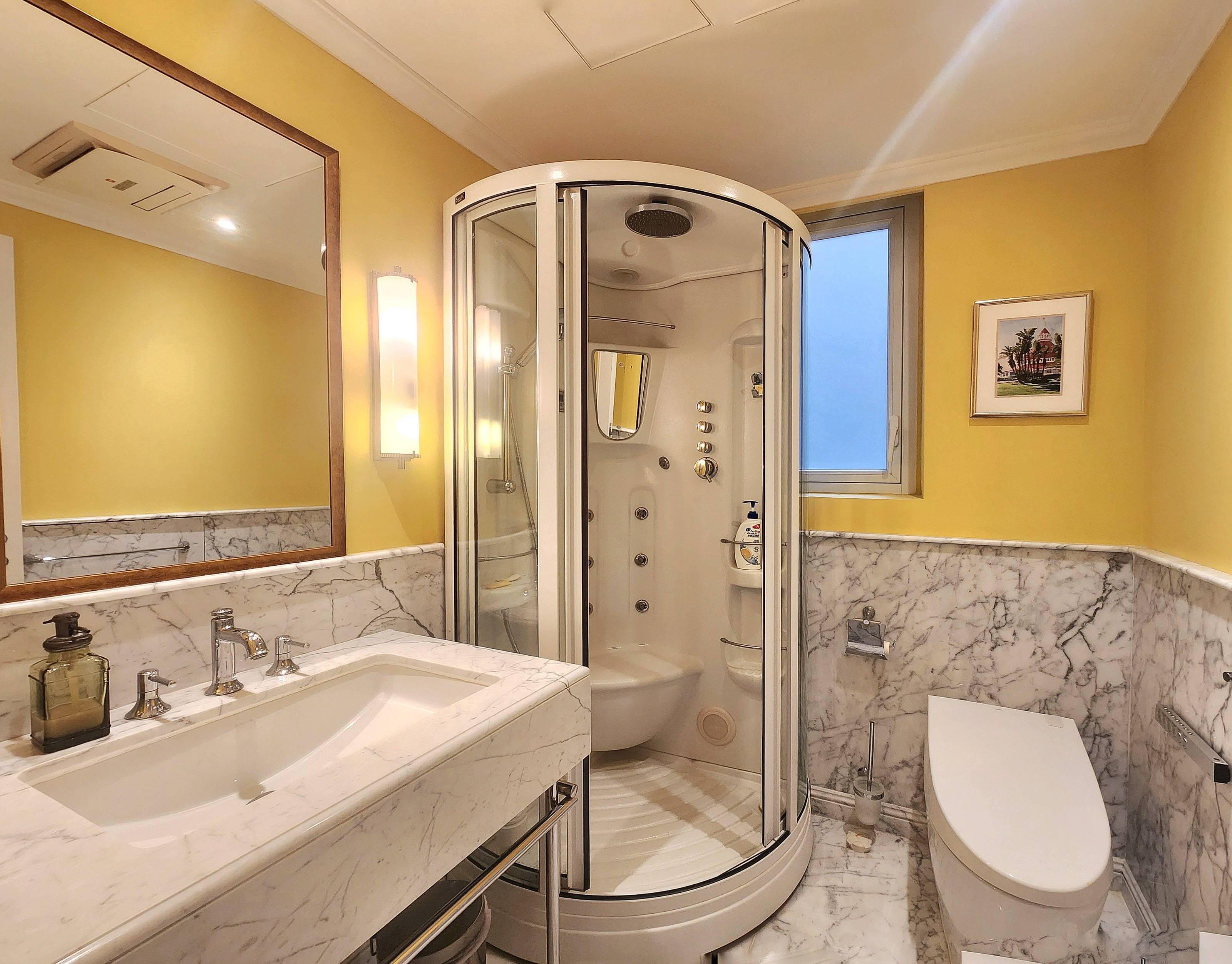 雲石設計的客廁浴室,配備按摩沐浴間,可見業主很懂得生活享受。