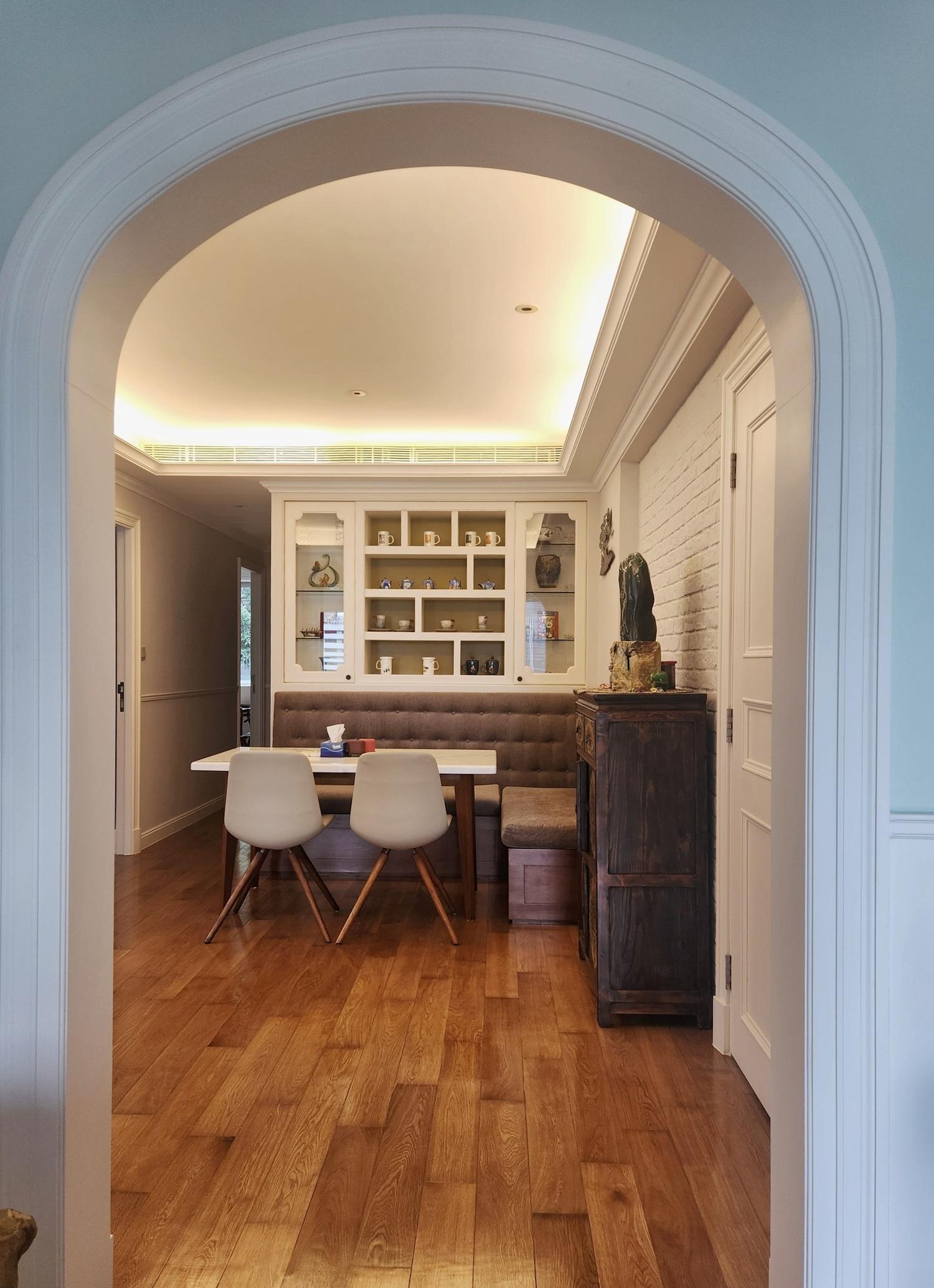 客飯廳之間的以拱門作分隔,設計感十足,亦富有品味。