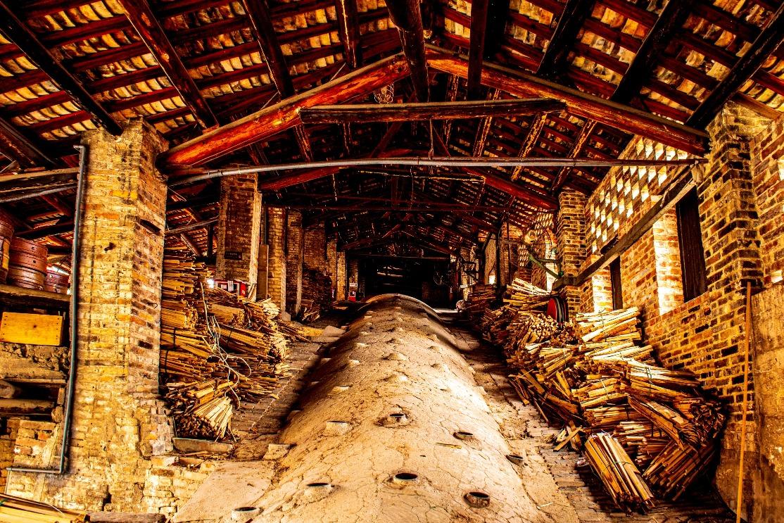 南風古灶仍在使用,是世界上連續使用至今最古老的柴燒龍窯。(圖片來源:視覺中國)