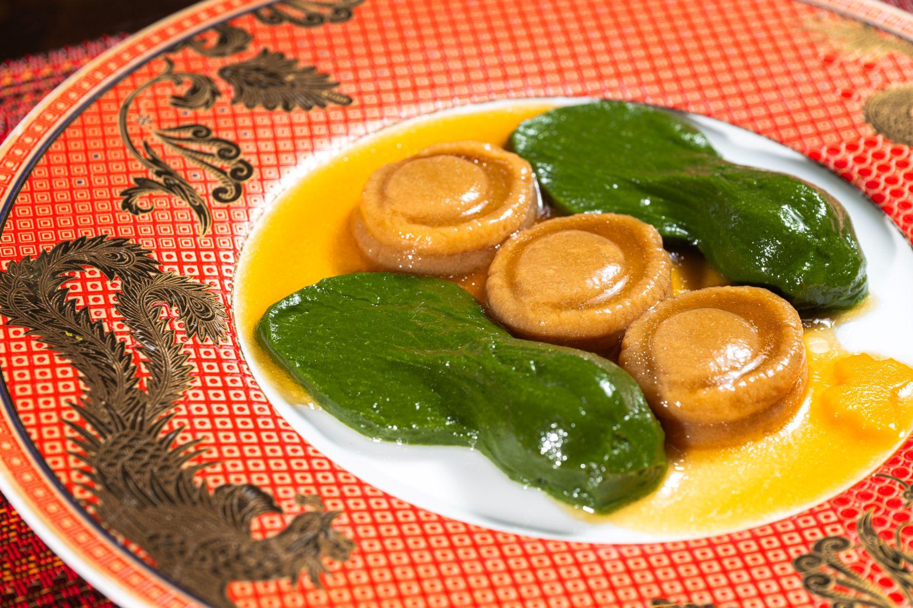 古法扣鮑魚$268(精緻軟餐)精選八頭南非鮑魚,以古法燜扣,按軟餐要求打成糊狀再固定形狀。上桌時,澆上濃郁鮑汁。