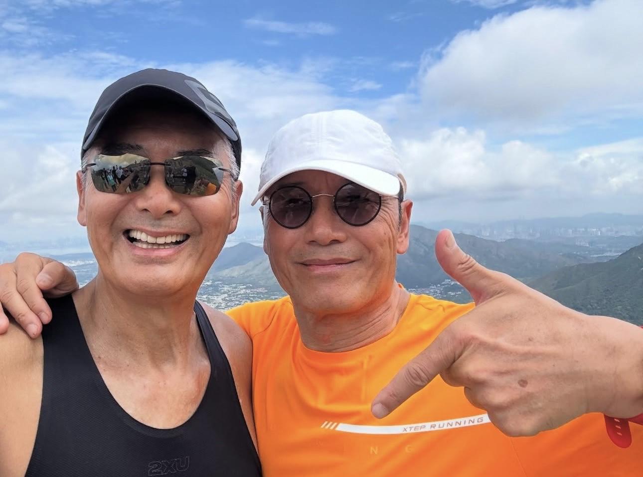 苗僑偉跟發哥跑步慶祝生日。